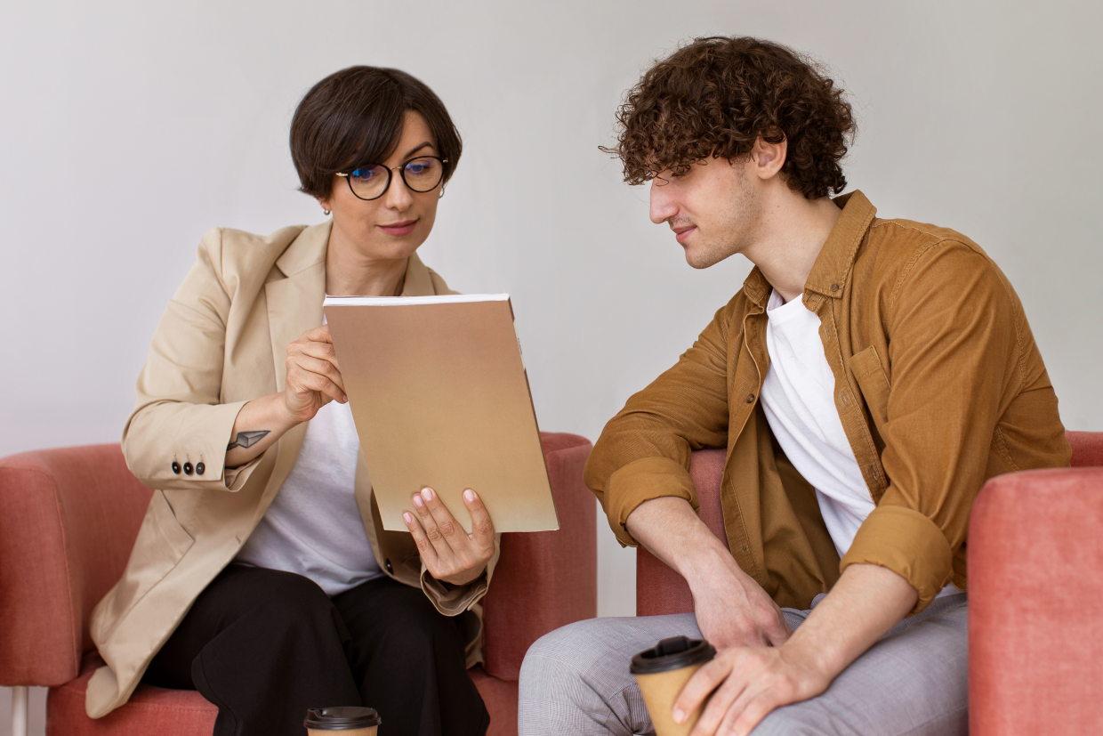 2 personnes qui communiquent - Une personne jeune qui prend des notes pour la convention région