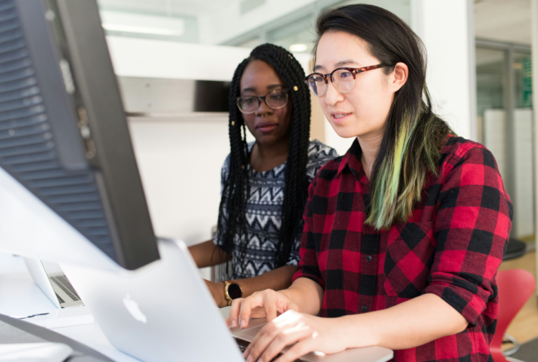 2 femmes qui pratiquent les ateliers de français