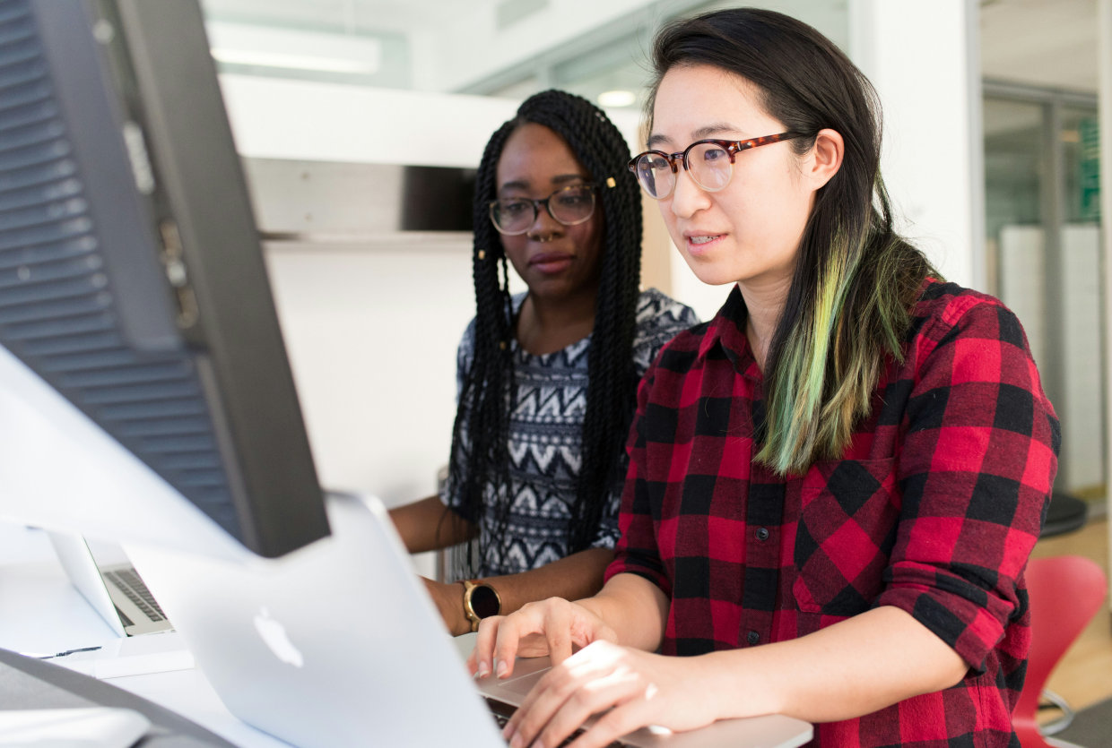2 femmes qui pratiquent les ateliers de français